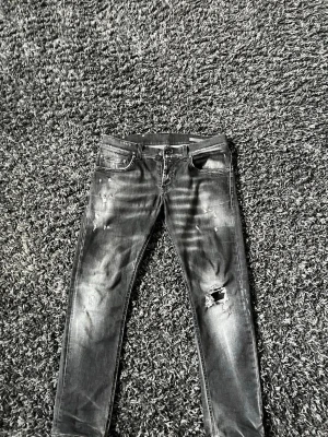 Dondup George Mius - Säljer ett par riktigt feta jeans från dondup med slitningar. Önskar själv jag hade kunnat behålla men de är tyvärr för små. Skick 9/10. Nypris runt 3400kr. Äkta och legitcheckade, allt bevis finns på bild 3 & 4. Sällsynta och riktigt feta. Hör av er om ni undrar något!! 