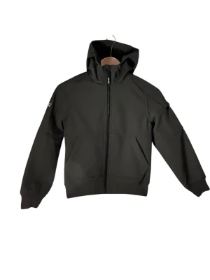 Svart vindjacka från Northville - Snygg mörkgrön vindjacka från Northville med huva och dragkedja framtill. Jackan är vindtät och vattenavvisande, perfekt för blåsiga dagar. Fodrad insida för extra komfort med två fickor framtill och en på armen. Enkel och stilren design som passar till det mesta.