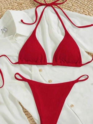 Röd ribbad trekantsbikini - Snygg röd bikini med trekantsmodell och tunna knytband i både topp och trosa. Ribbad struktur ger en trendig look och passar perfekt till sommaren. Enkel och stilren design som är lätt att matcha med andra strandplagg.