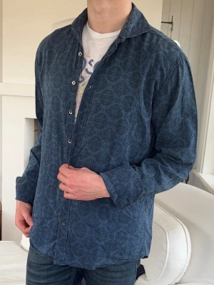 stenströms skjorta snyggt mönster - modell - 182cm, 72kg - Medium