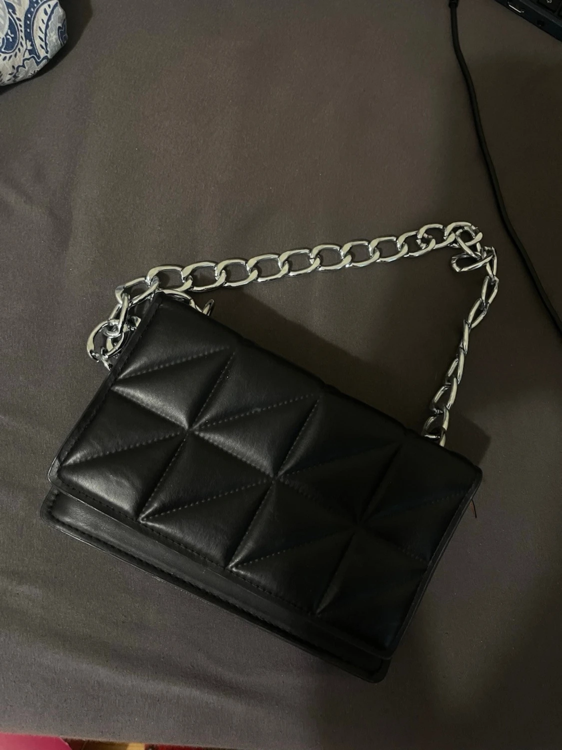 Svart quiltad handväska med kedja - 1