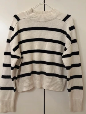Beige stickad tröja med svarta ränder - Säljer en vit stickad tröja med svarta  ränder