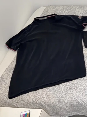 Svart Moncler T-shirt - Moncler säljes för 300kr (lite skrynklig).