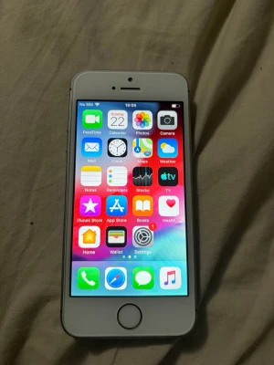 iPhone 5s Space Gray 16GB felfri - Säljer en iPhone 5s i färgen Space Gray med 16GB lagring. Telefonen har en klassisk rektangulär form med aluminium- och glasmaterial, Touch ID-knapp och en 4-tums Retina-skärm. Perfekt för dig som gillar smidiga och stilrena mobiler från Apple.