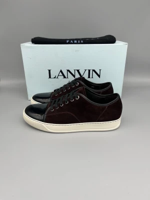Lanvin Skor Vinröd Mocka - • The shoes have only been worn 1-3 times and are in like-new condition  • Size: EU41 / UK7 (fits like 42)  • Color: Burgundy / Wine Red  • Retail price: 5000 SEK / 450€  • Box & dustbag is included