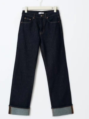 Mörkblå vida jeans - Säljer ett par mörkblå jeans med vida ben. Jeansen är från Gina Tricot men hittade inte exakt modell, skillnaderna är att det är knappgylf. Storlek 34, helt oanvända. Inga defekter.                                                                 Tveka inte att höra av dig vid frågor!