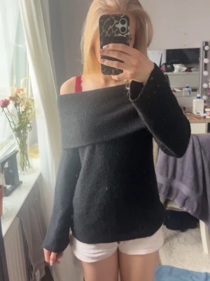 Svart off shoulder stickad tröja H&M - Säljer en svart stickad tröja från H&M i storlek XS. Tröjan har off shoulder-design med bred krage och långa ärmar. Mjuk och skön kvalitet, perfekt nu under våren, den är använd bara 2 gånger 
