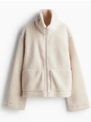 Beige teddyjacka med hög krage - Mysig beige teddyjacka med dragkedja framtill och två stora fickor. Jackan har en hög krage och är tillverkad i fluffigt teddy-material som ger en avslappnad och trendig look. Perfekt för kyliga dagar när du vill vara både varm och snygg. Skickar gärna bilder på varan så tveka inte på höra av er💕