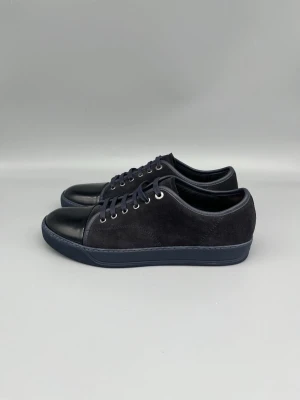 Lanvin Dbb1 Patent Cap Toe Skor Navy  - • The shoes have only been worn 1-3 times and are in like-new condition  • Size: EU43 / UK9 (fits 44)  • Color: Navy  • Retail price: 5000 SEK / 450€  • No accessories
