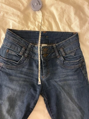Lågmidjad jeans - Lågmidjad och superfint skick, de är relativt skum nertill men har liiten bootcut. Ca 80cm innerbenslängd, passar mig 167cm med långa ben. Fler mått finns på bilderna, skriv för frågor!!🩷