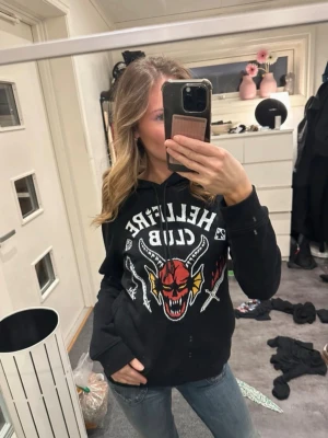 Stranger Things - Svart hoodie med Stranger Things tema aldrig använd 