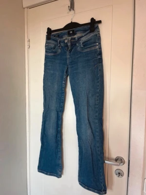 Blåa lådmidjade jeans  - Jätte snygga blåa lågmidjade jeans från LTB i storlek W25 L30, Valerie. Knappt använda. Nypris 800kr.
