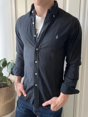 Ralph lauren skjorta svart  - Ralph lauren skjorta svart, Inga defekter! Modellen i bilderna är 180 cm 75 kg och bär Storlek S slim fit  , Kom med frågor! 🌟 (Kan gå ned i pris vid köp av paket 😉) 