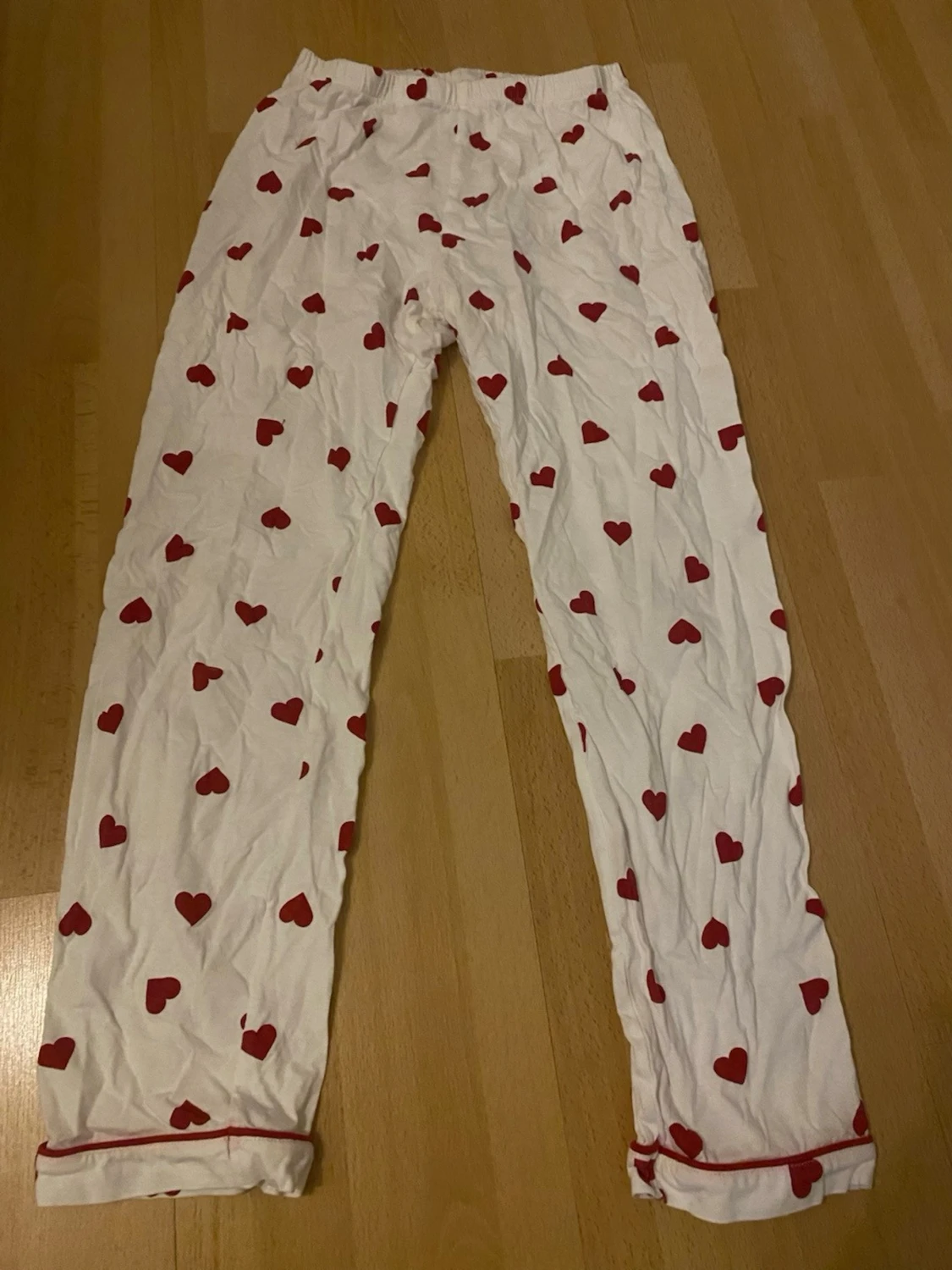 Vita pyjamasbyxor med röda hjärtan H&M