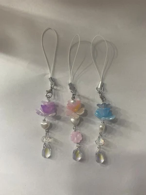 Lotus flower  - 100% handgjord av mig! Snälla kontakta innan du trycker på köp nu, ifall den redan har blivit såld på en annan app🫶🏼 PRIS FÖR EN #trinket #y2k #alt #emo #goth #anime #kpop #scene #whimsical #fairy #fairycore #fairygrunge #kawaii #coquette #sanrio #juminocore #shoujo #swag #mlp #mylittlepony #bluelock #saikik #demonslayer #naruto #jujutsukaisen #jjk