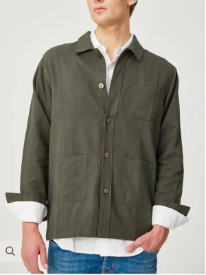 Olivgrön overshirt - Mörkgrön overshirt från S&T Studios. Helt sprillans ny med tags. Nypris 1895kr. Storlek S passar även M.