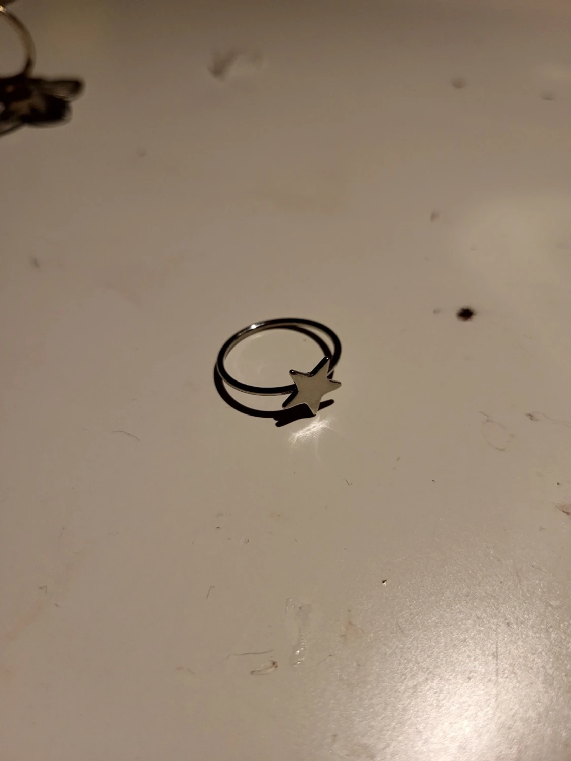 Tre silverfärgade ringar med hjärtdetaljer - 2