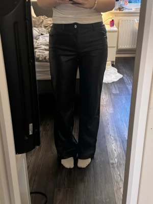 Skinnbyxor - Vida skinnbyxor med mellanhög midja. Har fickor fram & bak. Använda fåtal gånger och är i toppenskick. Storlek 34 men passar mig som oftast har 36