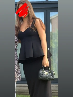 Svart lång klänning med v-ringning - En super fin svart topp. Tajtare vid bröstet med en fin urringning. Super fint skick. Storlek S men den sitter bra på mig med XS🥰🥰