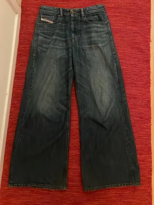 Diesel wide leg jeans - Fett feta Dieseljeans som jag tyvärr behöva sälja eftersom de inte passar :(. Måtten är: Benöppning: 31 cm, Total Längd: 105 cm, Midja: 42 cm