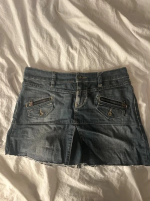 Blå jeanskjol med dragkedjor - Snygg jeanskjol med coola detaljer!! 