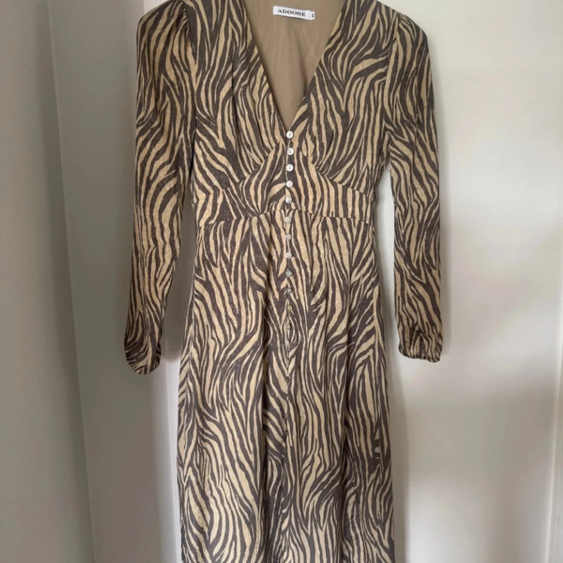 Zebramönstrad klänning från Adoore - 1