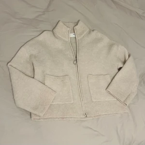 Beige ziptröja med fickor - Mysig beige ziptröja med hög krage och två stora framfickor. Nypris strax över 1000kr