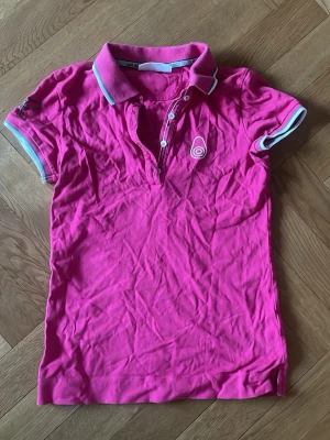 SÖT TOPP ROSA - Supercool topp ifrån sail racing. Figurnära och storleksenlig. Knappt använd inga defekter