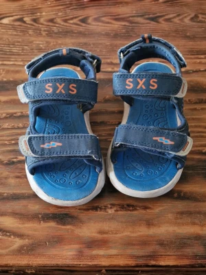 Blå, blinkande sandaler - Använda en säsong. De är i behov av noggrannare rengöring än de har fått här men är annars hela och i fint skick. Stl 26