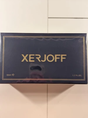 Xerjoff Torino21 Eau de Parfum 50ml - Xerjoff Torino21 Mycket populär niche-parfym Fräsch och ren doft med citrus, mint och gröna noter Perfekt för vår och sommar Mycket bra hållbarhet Nypris: 1800 kr Säljer för: 1100 Fraktar snabbt samma dag-dagen efter. Perfekt storlek om du vill testa en lyxig niche-parfym utan att betala fullt nypris. Stell dina frågor du är mer än välkommen.