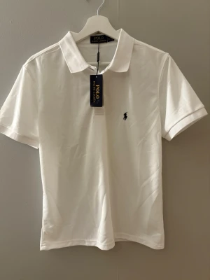 Ralph Lauren piké  - Helt ny Ralph Lauren piké, några år gammal årsmodell men sjukt clean. Storlek M, passar tajtare. Orderbekräftelse finns. Hör av er vid fler bilder/ frågor! 