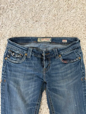 Lågmidjade bootcut jeans - Vintage lågmidjade bootcut jeans köpta från A2 vintage på depart a mental för ett år sen, bra skick, använda fåtal gånger då jag insåg att dom var lite korta på mig. Märket är MEK Denim🌴 Nypris 795kr, Storlek 27/34. Lite småkorta på mig som är 175