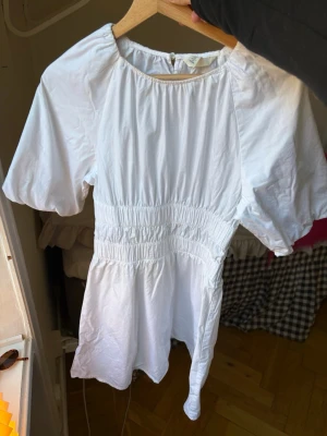 Vit kortklänning med puffärm - Perfekt till student, storlek M