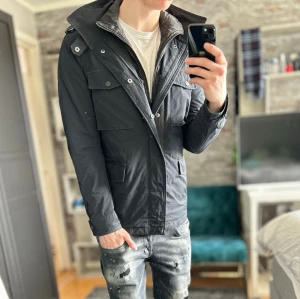 Tiger of sweden field jacket - Bra skick, lite lätt smuts bara! Passar dig som är mellan 180-190ungefär. Nypris ca 3000kr. Modellen är 185 cm, 75kg. Passar bra nu till våren! Skriv för mer information!🤝