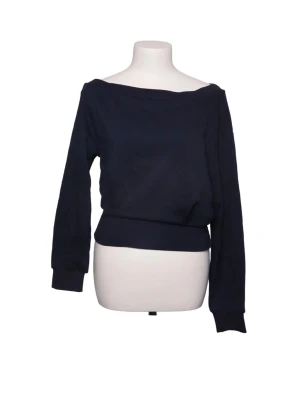 Mörkblå tröja med båturringning LOGG - Mörkblå tröja från LOGG med bred båturringning och långa ärmar. Tröjan har ribbade muddar vid ärmslut och midja, vilket ger en avslappnad och stilren look. Perfekt för dig som gillar enkel design och mjukt material.