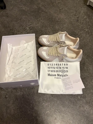 Maison Margiela vita och beige sneakers -  sneakers från maison margiela som är super feta och sköna enligt mig. Färgen på skorna är vit o beige. Kontakta mig om du är intresserad! 