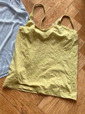 En linnetopp i gult/ grönt - Gult linne 