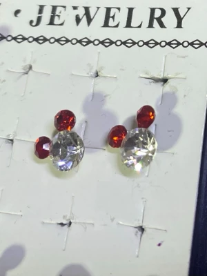 925 Silverpläterad Strass  örhängen  - Örhängena är i Silverpläterad och dekorerade med glittrande strass stenar som ger en lekfull och trendig look.  55kr/par 