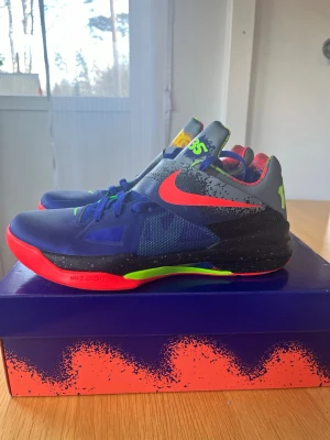Nike KD 4s Nerf - Köpta på plick. Passade ej mig så väljer att sälja dem igen. Pris kan diskuteras! 