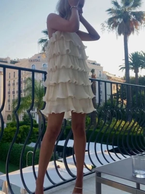 Volang klänning - Såå fin klänning från &Other Stories 💗Är använd  få gånger!! Klänningen är lite krämvit 🌸