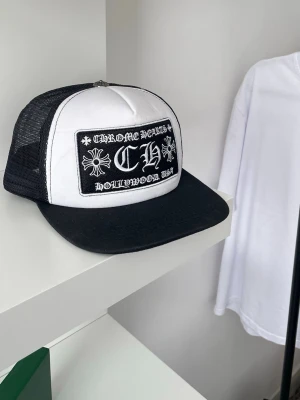 Chrome Hearts svartvit truckerkeps - Säljer denna en Chrome hearts truckerkeps. Den passar perfekt nu inför sommaren. Hör av er vid funderingar eller frågor! Skick: 9/10 Material: Bomull