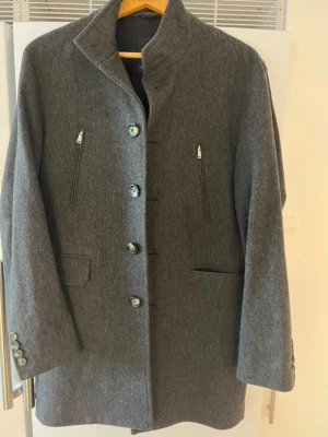 Mörkgrå rock från J.Lindberg - Säljer en skit det rock ifrån J.Lindberg, knappt använd! Hör av dig vid frågor eller funderingar😊