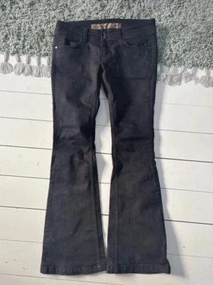 Lågmidjade bootcut jeans  - Säljer vidare då de inte passade mig! Snygga jeans som passar till allt, midjemått 39cm rakt över, Innerbenslängd 78cm. Har en liten defekt (sista bilden) Pris kan såklart diskuteras 🥰