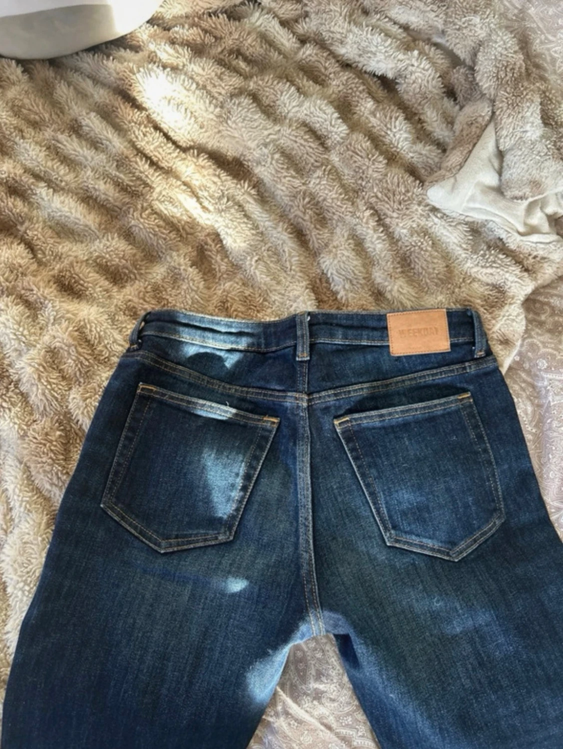 Mörkblå bootcut jeans från Weekday - 1