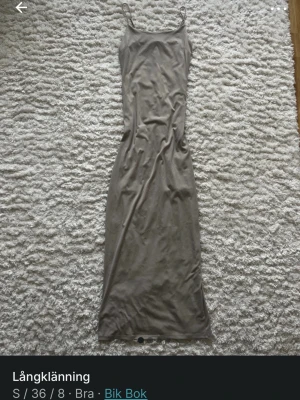 Långklänning - Långklänning i grå/grön, lite nopprig!!💕lagt ut på vinted också