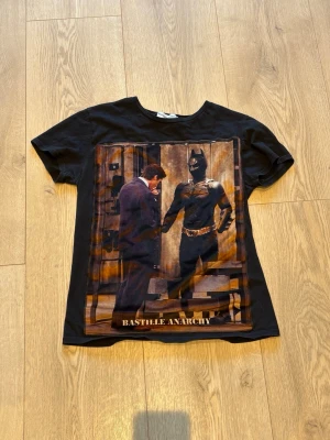 Svart Bastille Rive Droite - Cool svart t-shirt från bastile rive droite bastille anarchy. Använd bara några få gånger ny pris 1500.