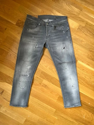 Dondup George jeans - Tja, säljer nu dessa tvärfeta dondup jeans i modellen George! Nypris cirka 4000kr (jeansen har original slitningar som är väldigt eftertraktat och populärt) jeansen är lite uppsydda så DM mig för mått. Annars i mycket fint skick. Tveka inte att höra av er vid fler frågor och funderingar!🙌