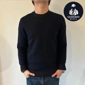 MASSIMO DUTTI YLLETRÖJA - NYSKICK - Tja. Säljer denna extremt snygga ylle tröja i svart med mörk brun mudd. Använd fåtal gånger och inga tecken på användning. Tveka inte på att ställa frågor! 🔥