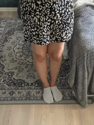 Svart leopardmönstrad kortkjol - Säljer en svart kortkjol med beige leopardmönster och en liten slits på sidan. Kjolen har en normal passform och är perfekt för dig som vill sticka ut lite extra. Materialet känns mjukt och följsamt