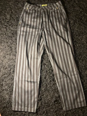 Carpet x turnstile byxor  - Authentic Carpet Company x Turnstile Baggy-ish Pinstripe Work Pants. Size Small. Never worn, perfect condition (tags removed). Sold out collab piece from Baltimore scene. RRT 128 dollars